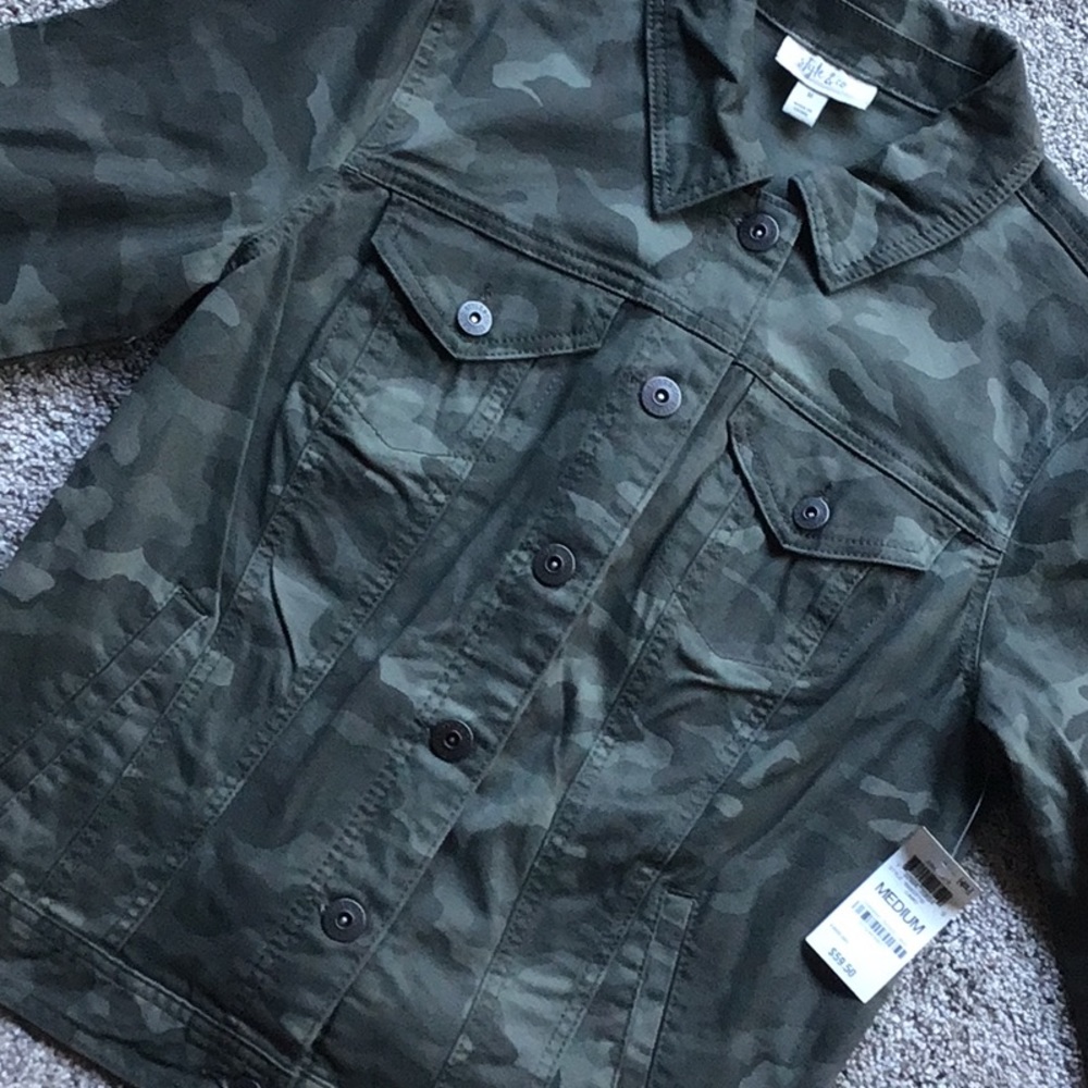 GREEN CAMO JACKET - MEDIUM NWT